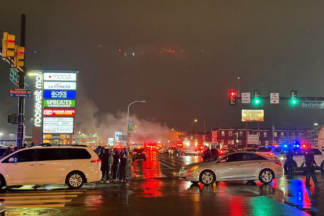 Po padcu letala je po besedah prič izbruhnila velika eksplozija, po kateri so zagorele hiše in avtomobili v severo-vzhodnem predelu mesta. FOTO: AFP