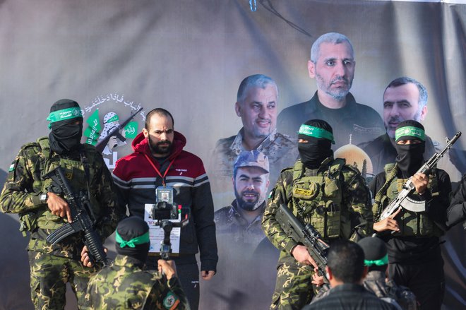 Jarden Bibas, ki so ga ugrabili skupaj z ženo in majhnima otrokoma, je v Izraelu postal eden od simbolov krize s talci. FOTO: Ramadan Abed/Reuters