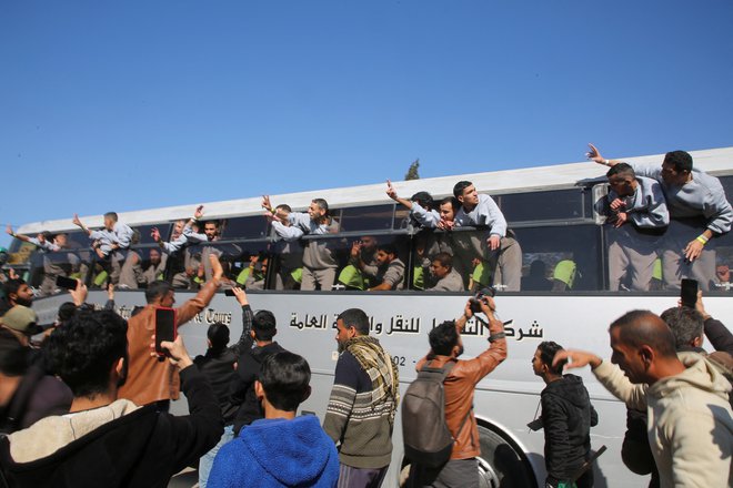 V Gazo so pripeli trije avtobusi osvobojenih Palestincev. FOTO: Hatem Khaled/Reuters