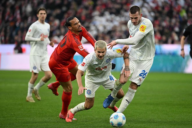 David Zec (desno) je v Münchnu okusil tudi moč zvezdniškega Bayernovega napada. FOTO: Lukas Barth-tuttas/AFP