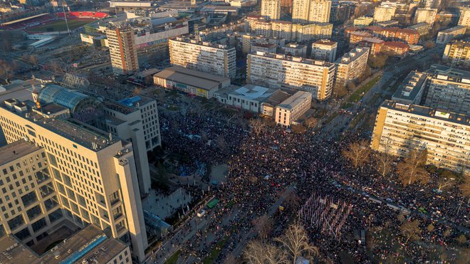 Študentje so iz protesta proti korupciji in nedelujočim institucijam danes ob 15. uri zaprli vse tri mostove čez Donavo v drugem največjem srbskem mestu. FOTO: Đorđe Kojadinović/Reuters