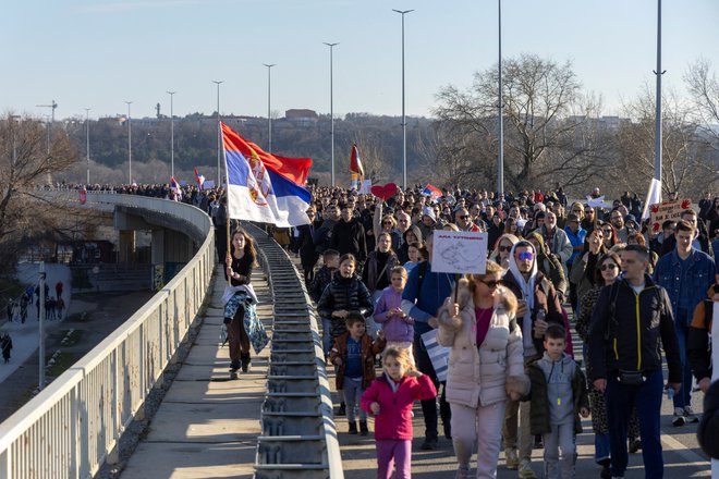 Ljudstvo na severu države je študente na pohodu iz Beograda pričakalo kot osvoboditelje s cvetjem, zastavami, kupi hrane in pijače. FOTO: Đorđe Kojadinović/Reuters