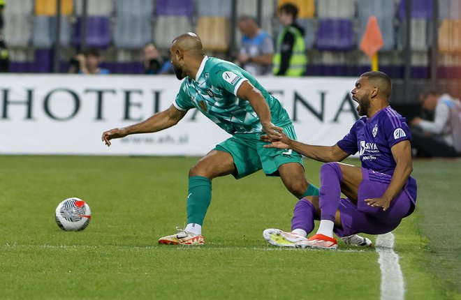 El Arbi Soudani (desno) je prevesil jeziček v mariborsko-domžalskem dvoboju na domačo stran. FOTO: Jože Suhadolnik/Delo