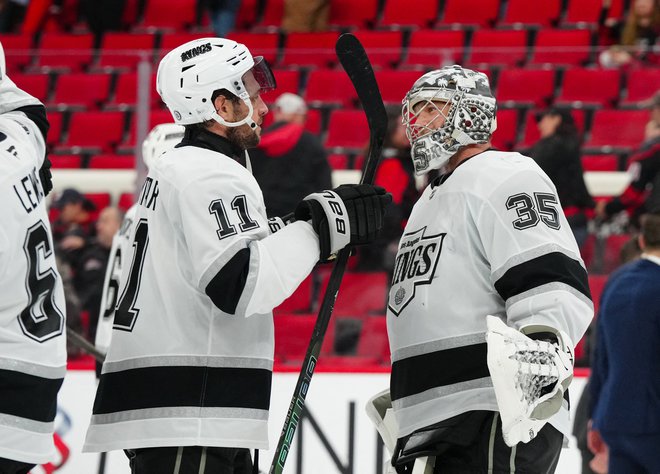 Anže Kopitar (levo) je takole za dobro predstavo čestital soigralcu v vratih Darcyju Kuemperju. FOTO: James Guillory/Usa Today Sports