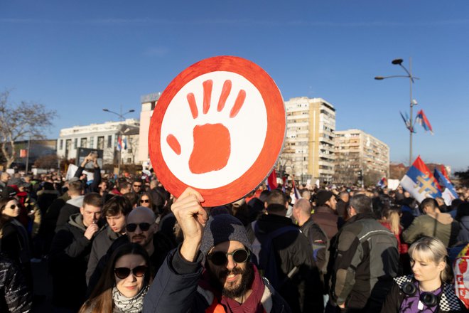 Protestniki v Srbiji opozarjajo na razvejen sistem korupcije v Srbiji, ki je pripeljal do tragedije v Novem Sadu. FOTO: Djordje Kojadinovic/Reuters