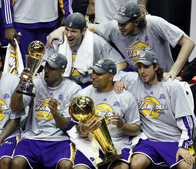 Kobe Bryant in soigralci (spredaj levo, z leve še Luke Walton, Pau Gasol, Saša Vujačić in Derek Fisher) so 14. junija 2009 takole slavili finalno zmago nad Orlandom. FOTO: Kevin Kolczynski/Reuters