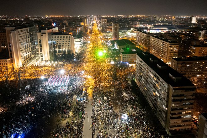 Osupljivi prizori množice študentov v Novem Sadu so obšli svet in vzbudili pozornost pri marsikom, odziva prestolnic ključnih zahodnih držav še ni bilo. Foto Marko Djurica/Reuters