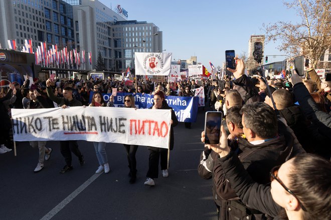 Potem, ko je spodil predsednika vlade in študente večkrat pozval k dialogu, so konec tedna v Novem Sadu protestniki predsedniku s transparenti znova sporočili, da ga nihče nič ni vprašal. FOTO Djordje Kojadinovic Reuters