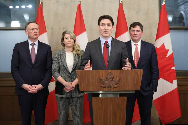 Carine bodo ogrozile tudi ameriška delovna mesta ter povišale stroške v trgovinah z živili in na bencinskih črpalkah, je Američanom zagrozil odhajajoči kanadski premier Justin Trudeau. Foto Dave Chan/AFP