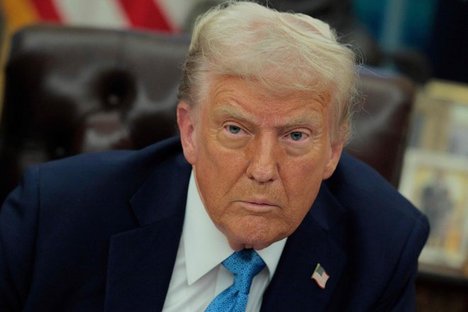 Kljub opozorilom ekonomistov o dvigu cen in negativnih posledicah za gospodarsko rast Trump vztraja, da je to nujno zlo za dosego dolgoročnih ciljev. FOTO: Chip Somodevilla/Getty Images/AFP