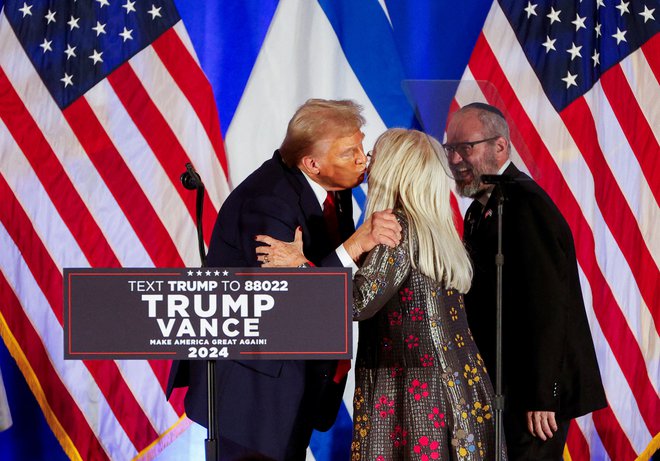 Miriam Adelson med dogodkom ob obletnici napadov Hamasa na Izrael 7. oktobra, ki je potekal v Trumpovem golfskem letovišču v Doralu na Floridi. FOTO: Marco Bello/Reuters