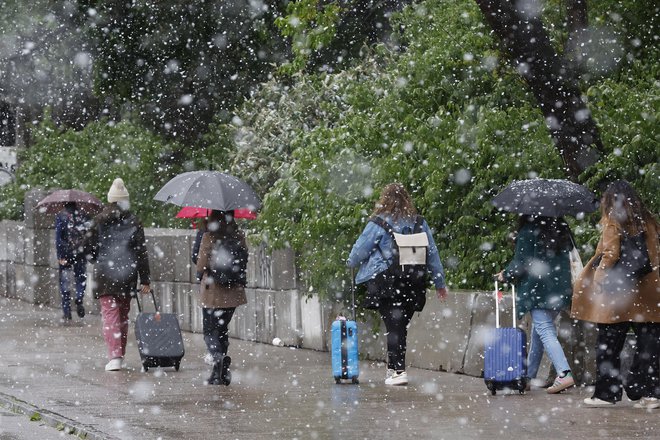 V noči s petka na soboto lahko pričakujemo manjše količine padavin, ponekod po Sloveniji tudi sneg. (Fotografija je simbolična.) FOTO: Leon Vidic/Delo