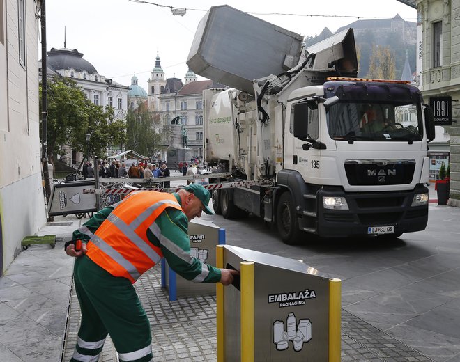 Z začetkom meseca so v Voki Snagi poleg vode podražili tudi odvoz komunalnih odpadkov. FOTO: Aleš Černivec/Delo 