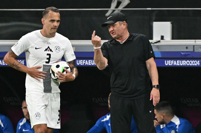 Selektor Matjaž Kek (desno) in Jure Balkovec med julijsko tekmo eura 2024 s Portugalsko v Frankfurtu. FOTO: Javier Soriano/AFP