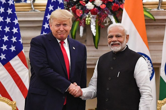 Donald Trump in indijski premier Narendra Modi v New Delhiju februarja 2025 FOTO: Mandel Ngan/AFP