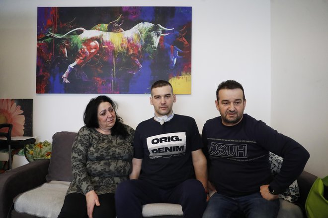 Celotna družina Grbić je posvečena temu, da Marija spravijo na noge. Oče Dragan je postal njegov osebni asistent, mama Rajka je edina zaposlena. FOTO: Leon Vidic/Delo