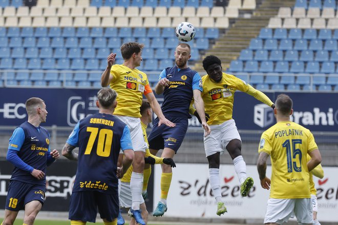 Nogometaša Brava ta konec tedna čaka lažja prvenstvena naloga kot Celjane, kli bodo v štajerskem derbiju gostili Mariborčane. FOTO: Leon Vidic/Delo