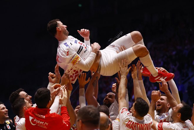 Domagoja Duvnjaka so soigralci dvignili v zrak. FOTO: Susana Vera/Reuters