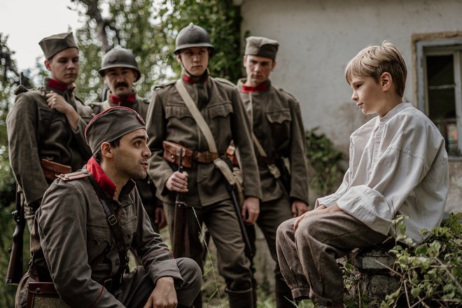 Poročnik jugoslovanske kraljeve vojske s skupinico vojakov na severni meji, v filmu seveda. Poročnika igra Trboveljčan Mirza Ribič. FOTO: FUD Loke Studio