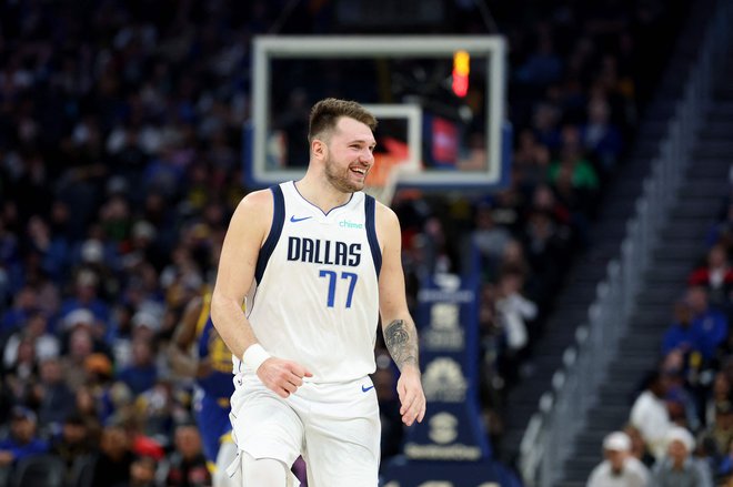 Presenečenje in razočaranje bo kmalu zamenjalo veselje, največjemu evropskemu (Real Madrid) bo Luka Dončić dodal še dres največjega kluba na svetu. Foto Ezra Shaw/AFP