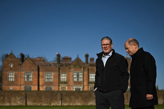 Keir Starmer se je dan pred odhodom v Bruselj na posestvu Chequers srečal z nemškim kanclerjem Olafom Scholzem FOTO: Ben Stansall/AFP