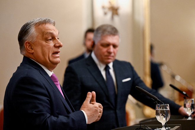 Podobno kot Orbán ima tesne vezi z Rusijo tudi slovaški premier Robert Fico. FOTO: Radovan Stoklasa/Reuters