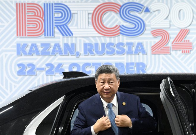 Xi Jinping in drugi voditelji članic Bricsa se bodo soočili s 100-odstotnimi ameriškimi carinami, če bodo sklenili odpraviti dolar kot glavno plačilno sredstvo. FOTO: Kirill Zykov/Reuters