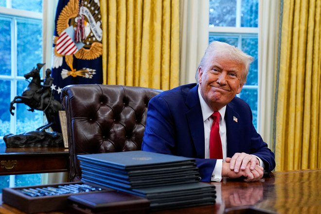 Poglavar Bele hiše res obožuje carine. FOTO: Elizabeth Frantz Reuters