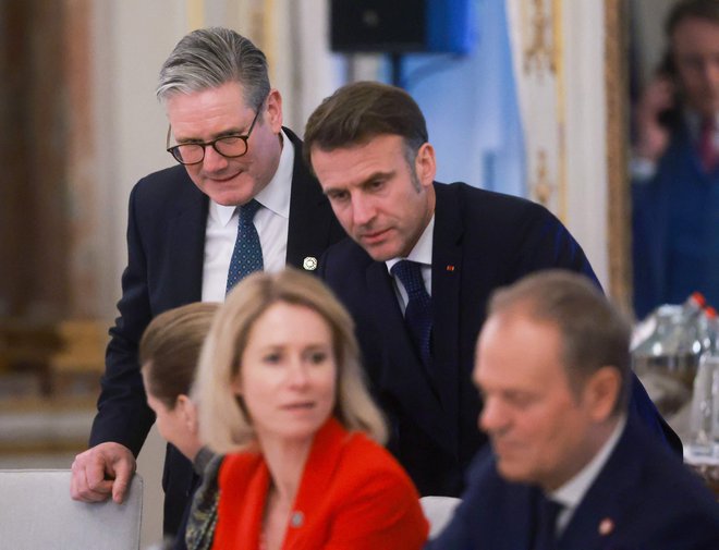 Britanski premier Keir Starmer skupaj s francoskim predsednikom Emmanuelom Macronom in drugimi voditelji Evropske unije na neformalnem vrhu v Bruslju. FOTO: Olivier Hoslet/AFP