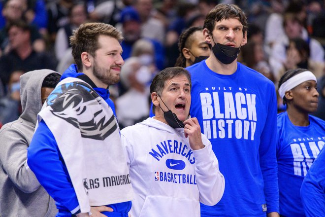 Luka Dončić, Mark Cuban in Boban Marjanović, ko so bili še vsi trije del moštva Mavericks. FOTO: Jerome Miron/Reuters