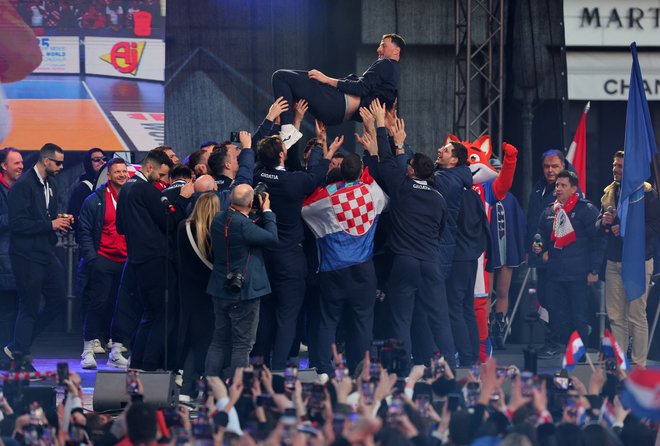 Domagoja Duvnjaka so slavili kot božanstvo. FOTO: Antonio Bronić/Reuters