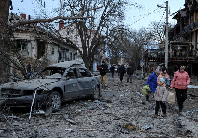 Prebivalci zapuščajo območje Hersona. FOTO: Ivan Antypenko/Reuters