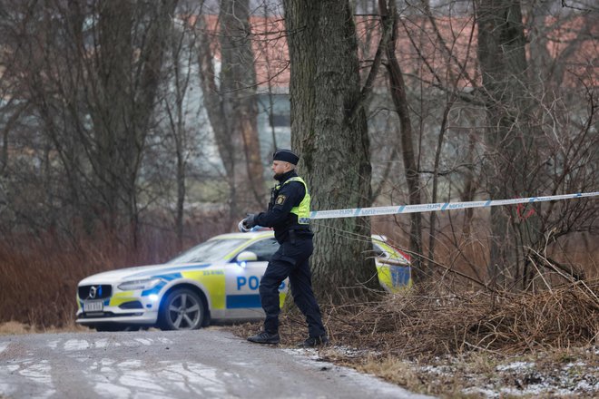 Policisti so zavarovali območje okoli šole Risbergska, kjer se je zgodilo streljanje. FOTO: Kicki Nilsson/AFP