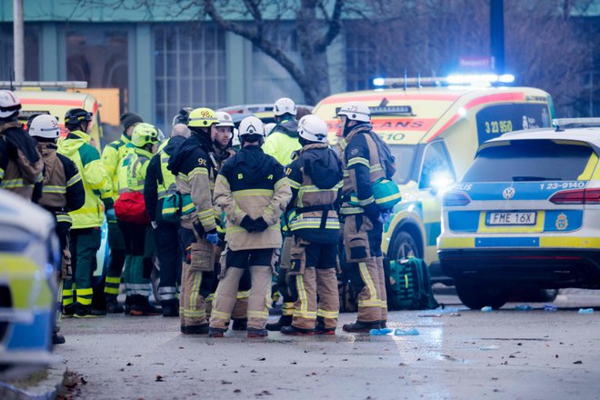 Na kraj streljanja so se poleg policistov odpravili tudi gasilci in reševalci. FOTO: Kicki Nilsson/AFP