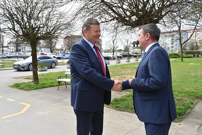 Zoran Hoblaj pričakuje, da se bo za njega zavzel Aleksander Jevšek, nekdanji soboški župan, zdaj pa minister za kohezijo in regionalni razvoj. FOTO: Dom starejših Rakičan