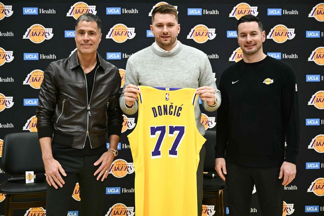 Rob Pelinka, Luka Dončič in JJ Redick na uradni predstavitvi. FOTO: Patrick T. Fallon/AFP