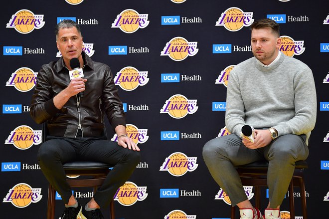 Generalni direktor Lakersov Rob Pelinka je izžareval samozavest in zadovoljstvo ob menjavi. FOTO: Gary A. Vasquez/USA Today Sports via Reuters