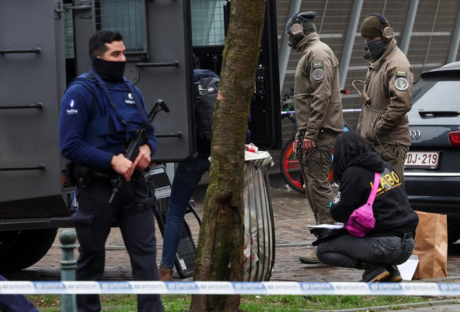 Policija je že zavarovala območje postaje Clémenceau, kjer se je zjutraj zgodilo streljanje. FOTO: Yves Herman/Reuters