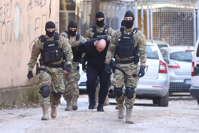 Pripadniki posebnih enot policije so v sodelovanju z Europolom in slovensko policijo v Sarajevu aretirali dve osebi, ki naj bi bili vpleteni v umor Satka Zovka. FOTO: Antoni Balic/Cropix 