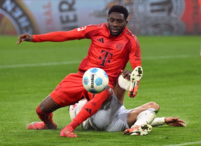 Alphonso Davies ostaja pri Bayernu, pri katerem je že od leta 2019. FOTO: Angelika Warmuth/(Reuters