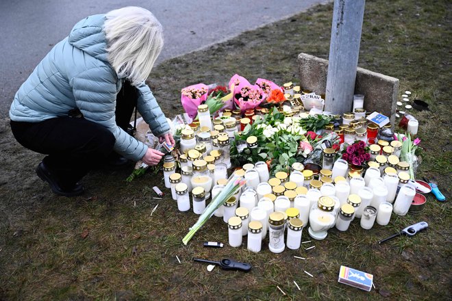 Sveče in cvetje v spomin žrtvam streljanja na kampusu Risbergska. FOTO: Christine Olsson/AFP