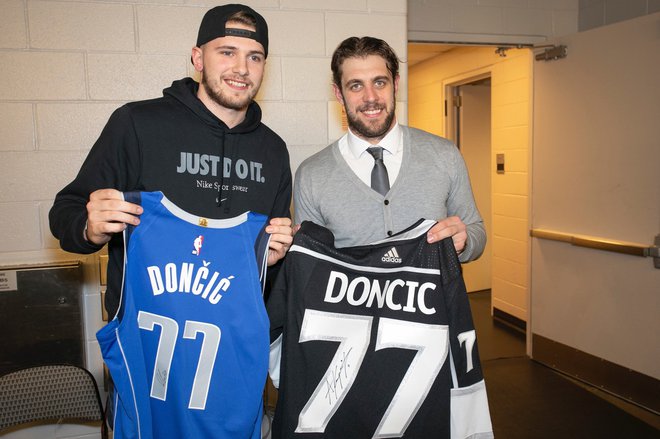 Anže Kopitar in Luka Dončić sta si pred leti izmenjala drese. FOTO: X.com @anzekopitar