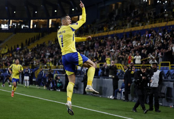 Portugalski nogometaš med znamenitim proslavljanjem doseženih golov. FOTO: Hamad I Mohammed/Reuters