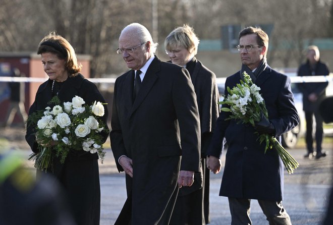 Žrtvam so se danes v Örebroju poklonili tudi kralj Karel XVI. Gustav, kraljica Sofija (levo), premier Ulf Kristersson in njegova žena Birgitta Ed. FOTO: Jonathan Nackstrand/AFP