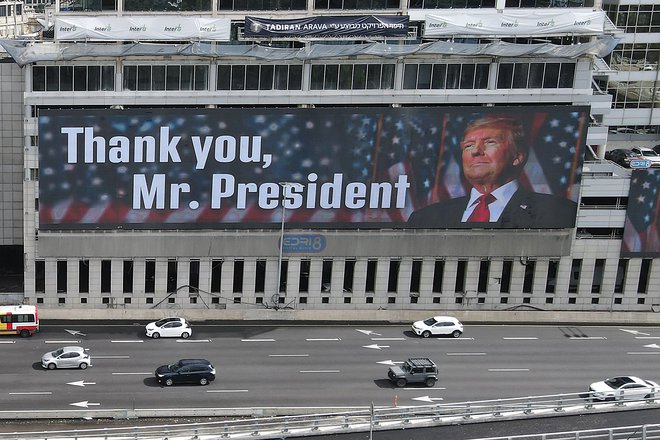 Plakati v izraelski prestolnici se že zahvaljujejo ameriškemu predsedniku. FOTO: Jack Guez/AFP