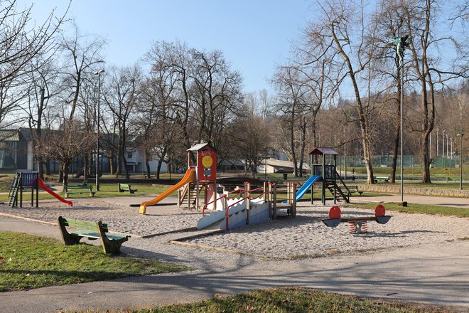 Bloudkov park z otroškim igriščem v Tivoliju je eno od 18 javnih otroških igrišč v Ljubljani, ki sodijo v prvo kategorijo, zato ga Voka Snaga čisti vsak dan. FOTO: Blaž Samec/Delo