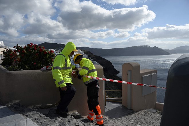 Občinski uslužbenci so z namestitvijo traku turistom prepovedali vstop v ikonično vasico Oia. FOTO: Stringer/AFP