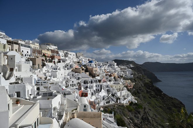 V vasico Oia se navadno zgrinjajo turisti; privlačijo jih arhitektura in sončni zahodi. FOTO: Stringer/AFP