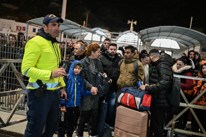 Med otočani zdaj, v nizki sezoni, prevladujejo lokalci in delavci. FOTO: AFP