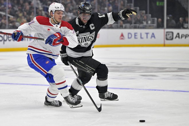 Montrealov hokejist Jake Evans (levo) je občutil vztrajnost in moč Anžeta Kopitarja. FOTO: Jayne Kamin-oncea/Usa Today Sports Via Reuters Con